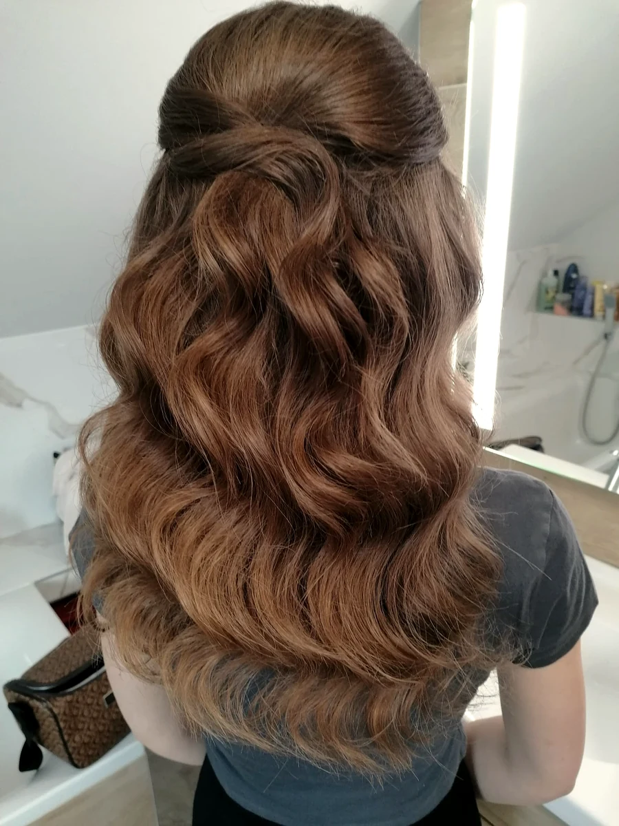 Realizacja: półupięcie brunetka