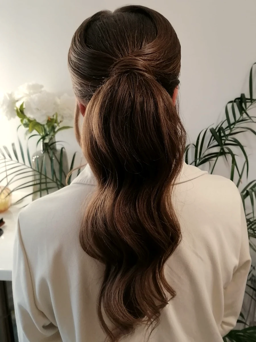 Realizacja: niski kuc brunetka